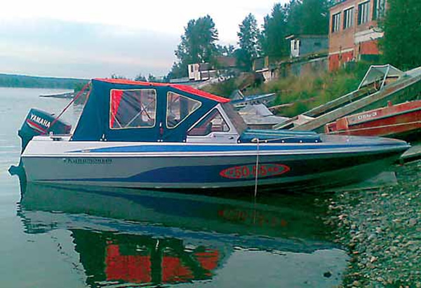 Мотолодка «КВ-2» на воде