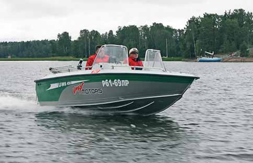 Мотолодка «UMS-450» на ходу