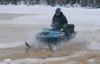 На снегоходе легко преодолеть водные преграды