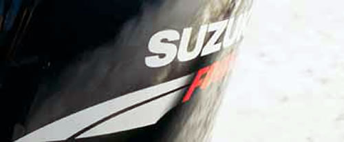 Надпись «Suzuki» на моторе