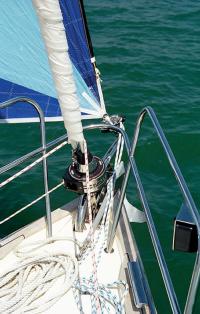 Оба носовых паруса (и стаксель и геннакер) — на закрутках