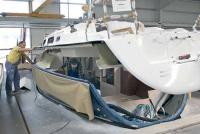 Оборудованный внутри корпус готовится к «стыковке» с палубой