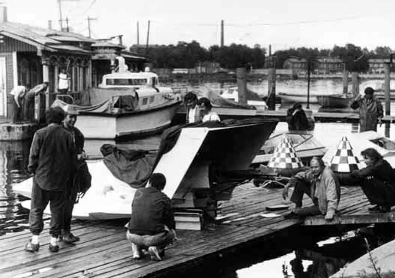 Один из скутеров в спортивном клубе ДОСААФ на Малой Невке. Справа между буев конструктор Валентин Лебедь
