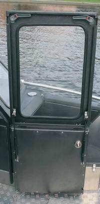 Открытая межконсольная дверь смотрится на лодке немного странно