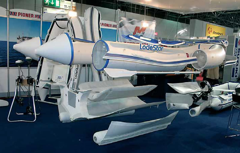 Парящие в пространстве стенда детали надувнушки «Lode Star» эффектный способ показать особенности ее конструкции