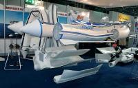 Парящие в пространстве стенда детали надувнушки «Lode Star» эффектный способ показать особенности ее конструкции