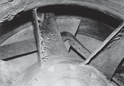 Попадание постороннего предмета в рабочий орган движителя, оборудованного защитной решеткой