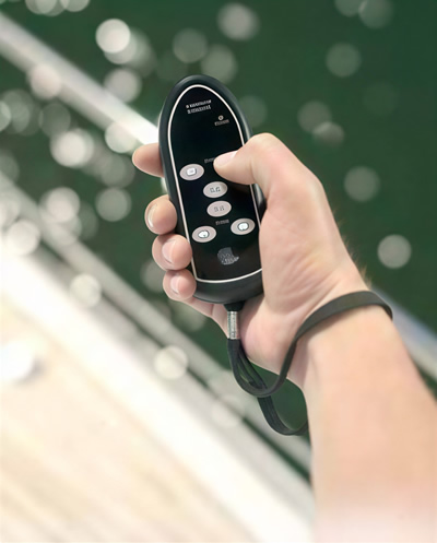 При помощи такого радиопульта можно управлять подруливающим устройством из любого места на лодке