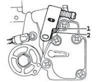 Рис. 3. Возвратная пружина 1 дроссельной заслонки должна касаться корпуса топливного насоса в точке 2