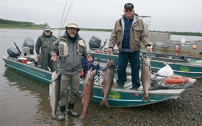 Рыбаки идут на взвешивание (мои партнеры Борис Миренков и Николай Колесов)