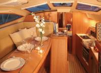 Салон «Southerly 35 RS» очень светлый, а килевой колодец удачно вписан в интерьер