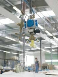 Штуцеры вакуумной системы во множестве свисают с потолка цеха