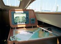 Штурманский стол яхты с лежащим на нем пультом ДУ