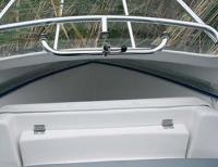 Система поручней для подъема стекла. В носу открытый якорный ящик