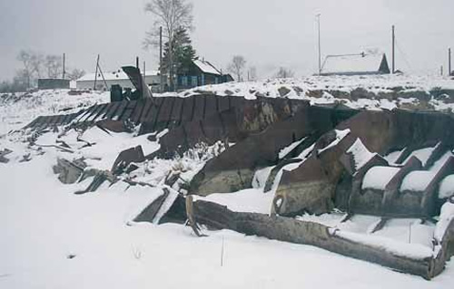 Сохранившиеся фрагменты клепаного корпуса бронекатера «БК-40», лежащего у домов села Богородское