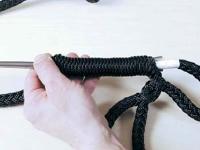 Свайка с закрепленным ходовым концом пробивается сквозь трос на нужную длину