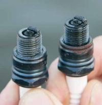 Свечи после 15 часов обкатки: левая – вытерта, правая – нет