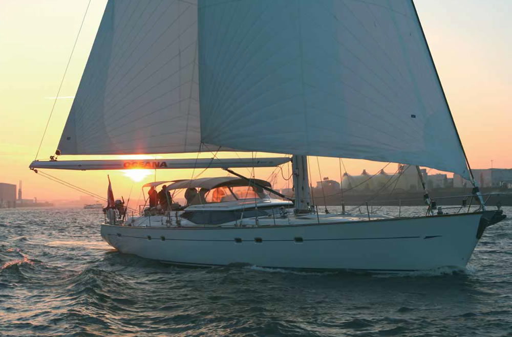 В качестве фотомоделей послужили две яхты «Oyster 82»: 82/01 «Cygnus» (черный борт) и 82/04 «Oceana» (белый борт)