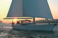 В качестве фотомоделей послужили две яхты «Oyster 82»: 82/01 «Cygnus» (черный борт) и 82/04 «Oceana» (белый борт)