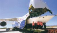 В самолет «Antonov 124» загружают яхту «Си Рей»