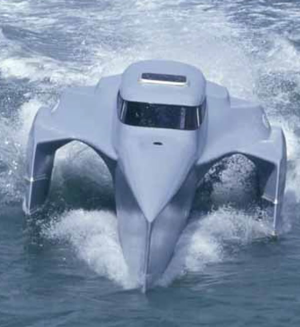 Вид спереди на катер «Earthrace»