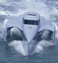 Вид спереди на катер «Earthrace»