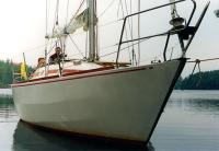 Вид спереди на яхту «Викинг-32»