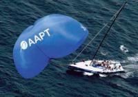Яхта "AAPT" с кайтовым парусом