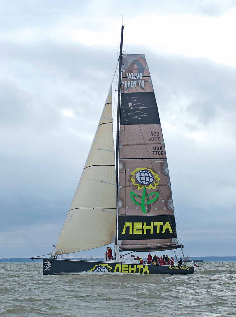 Яхта «Mean Machine» на воде