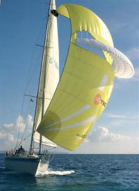 Яхта со спинакером с крылом