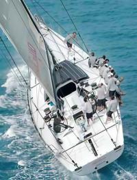 За счет использования гидравлических лебедок кокпит яхты стал очень свободным и просторным