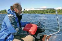 Заправлять мотор на воде лучше используя небольшую канистру с «хоботом»