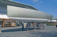 Завершающая часть конвейера – готовые яхты оснащаются фальшкилями и рулями и отправляются на воду